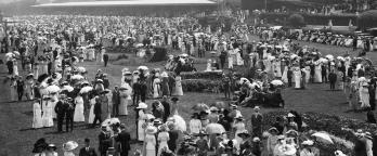 Black and white photo, crowd at Flemington races